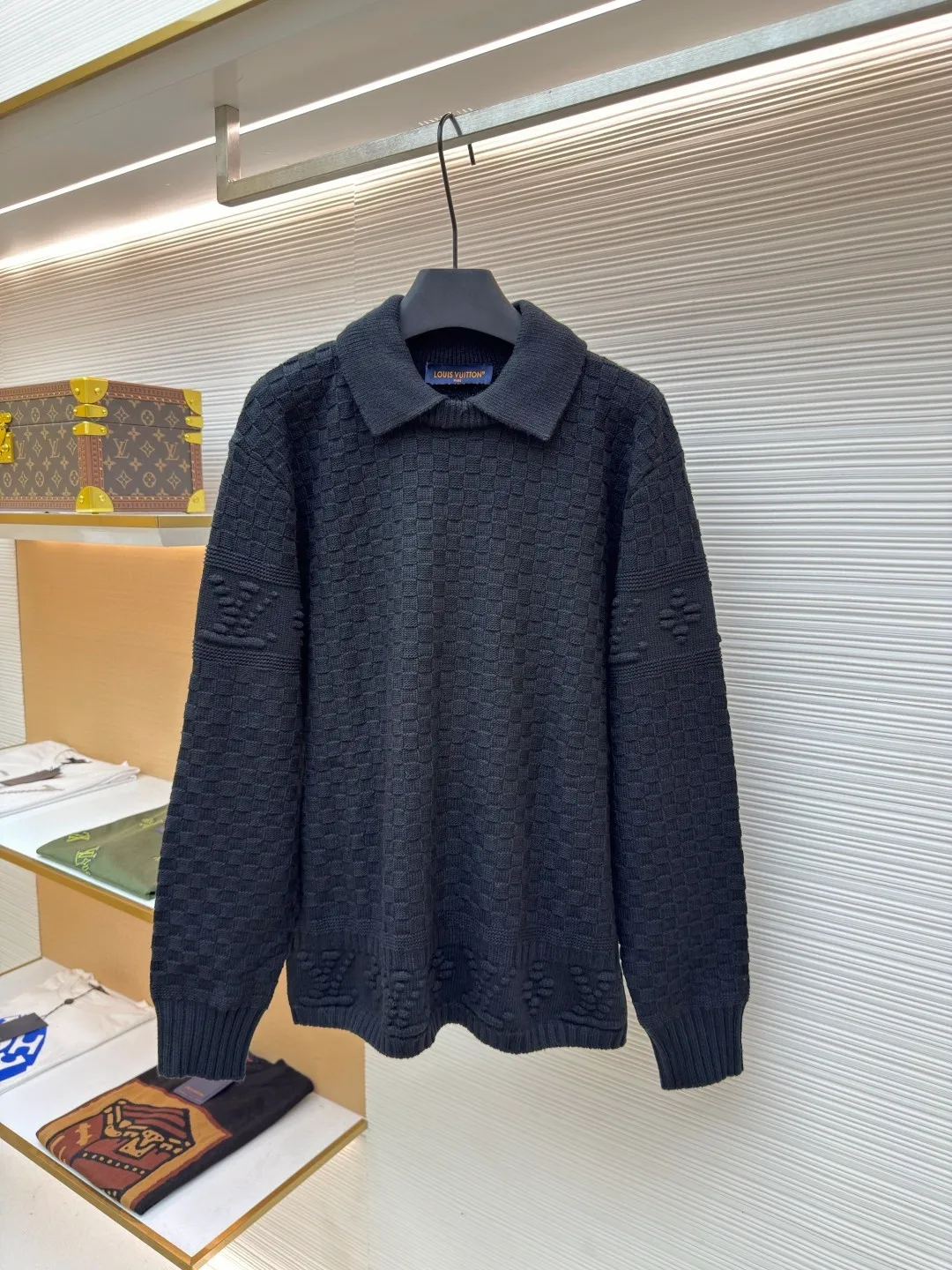 LOUIS VUITTON checkerboard embossed sweater ●Original version: purchased and developed for 12100 ●Item number: 1680745-B50 ●Fabric: crown yarn fabric ●Technology: embossed production ●Version: fitted version ●Weight: about 775 grams ●Size: XS-S-M-L ●Description: We use custom-made high-quality crown core yarn. Currently, there is no stock of yarn with this feel on the market. The core-filled yarns on the market are all cotton-containing, which is rather hard and cannot achieve the effect of the original version. The color presented is very different from the original version. Our customized core-filled yarn has a lot of manufacturing processes. It requires spinning out the raw material core, and then hooking the yarn on the machine for secondary processing and threading the raw material core! The machine cannot rotate too fast, as it will easily cause the thread to spin out, and once it does, it will be useless! After the dyeing is done, you can only use high-temperature dyeing tanks. If the temperature is not enough, the yarn will be dyed unevenly! High-temperature vats are rare in general dyeing factories! Generally, it takes 12 hours for dyeing to enter the vat, and several hours for drying at low temperature when it comes out. If the temperature is too high, it will be scrapped; after dyeing, it can only be done with a slow machine, and fast machines are prone to problems with thick and thin hair horizontal bars. In order to restore the effect of the original version to the maximum, the LOGO is exactly the same as the original version. The fabric pieces are woven at a parallel and even speed using a machine imported from Germany worth 47W. Each piece takes 270 minutes. All knots during the weaving process will be manually processed without traces. The knot-free rate is as high as 95%. It will not be woven like those ordinary computerized flat knitting machines. In order to rush the goods efficiently, the speed is turned to the limit. The stitches of the knitted pieces are different in size, pattern and pattern. The overall wiring is straight and delicate, the fabric is comfortable and soft, and the color is consistent without color difference. It can be matched with the same style to create a fashionable look and control various occasions. Customized accessories, complete with three standards, same style for men and women!